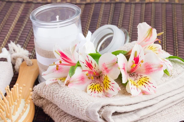 Spa setting with alstroemeria flowers — Stock Photo, Image