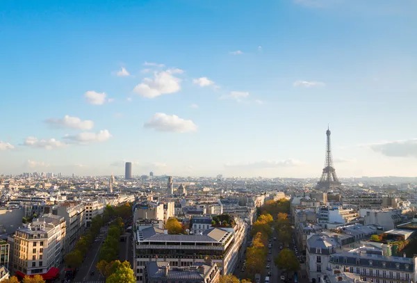 埃菲尔铁尔旅游和巴黎城市景观 — 图库照片