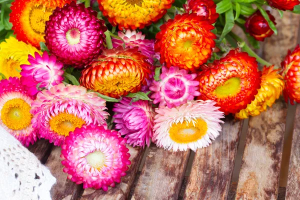 Bouquet di fiori eterni in tavola — Foto Stock