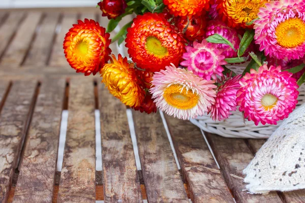 Buquê de flores eternas na mesa — Fotografia de Stock