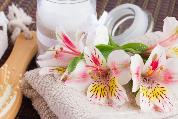 Spa setting with alstroemeria flowers — Stock Photo, Image