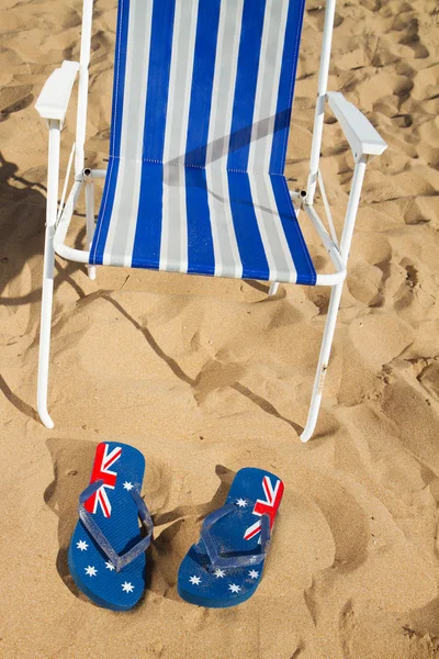 Cadeira de praia com sandálias — Fotografia de Stock