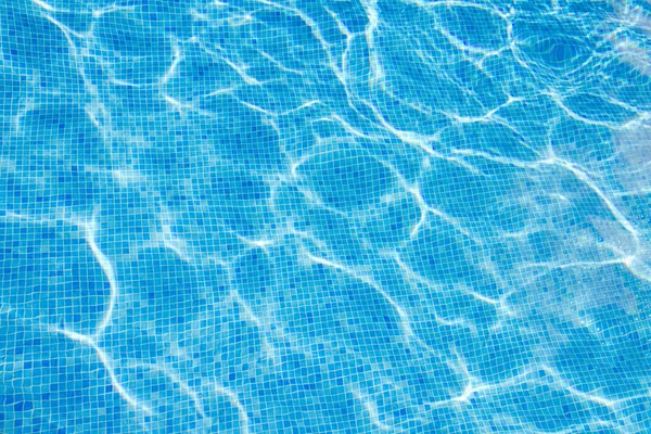 Bela água fria na piscina — Fotografia de Stock