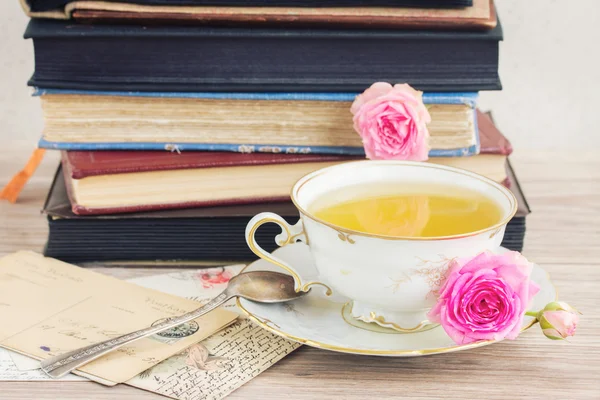 Libros antiguos y correo con taza de té —  Fotos de Stock