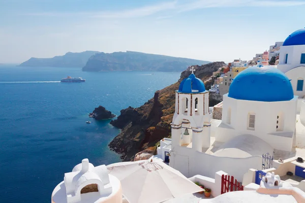 Uitzicht op caldera met blauwe koepels, Santorini — Stockfoto