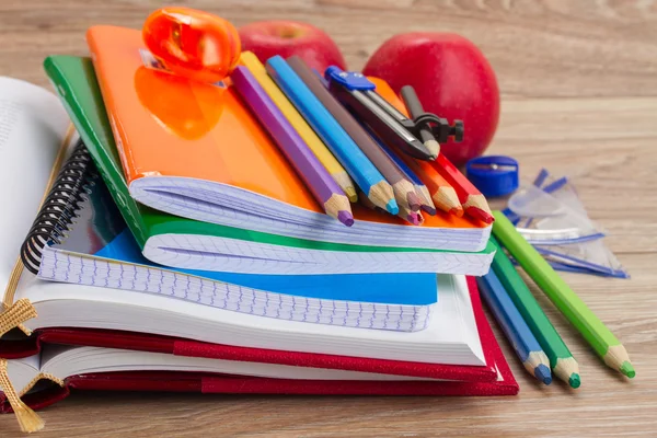 Böcker med skola tillförsel — Stockfoto