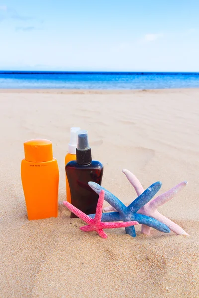 Creme abbronzanti sulla spiaggia sabbiosa — Foto Stock