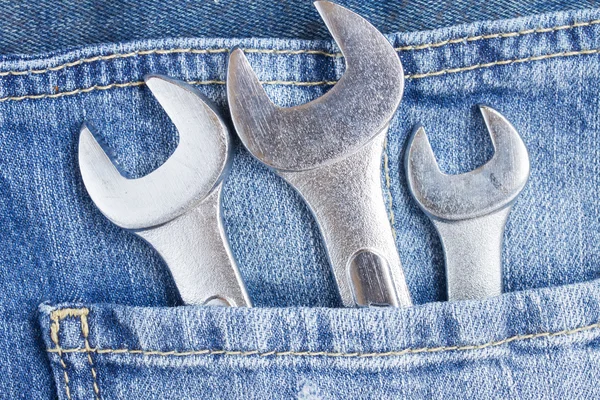 Набір гайкових ключів у джинсовій кишені — стокове фото