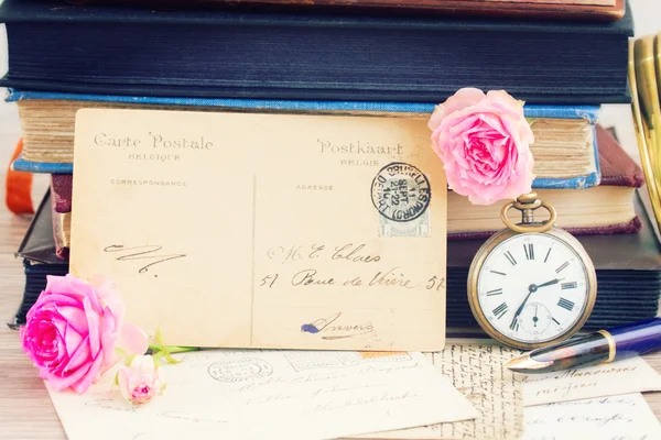 Cartão postal antigo vazio com flores e caneta de pena — Fotografia de Stock