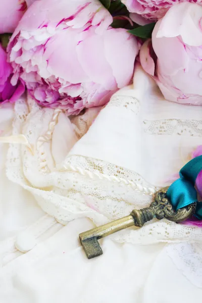 Schlüssel mit rosa Pfingstrosenblüten — Stockfoto
