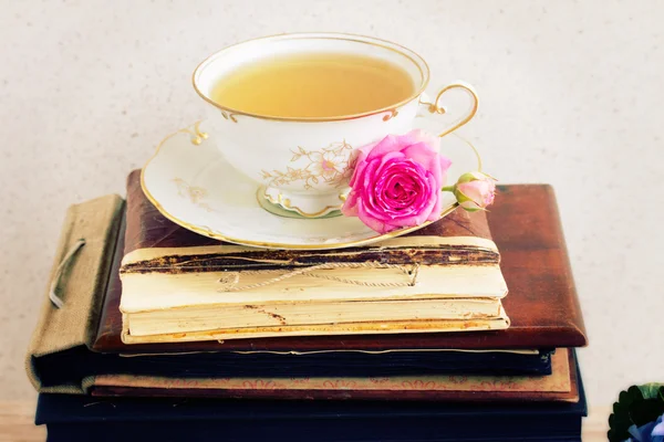 Livres avec tasse de thé — Photo