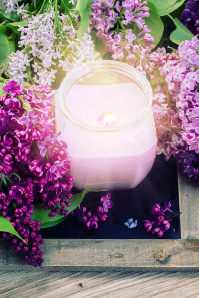 Fresco flores lilás spa configuração — Fotografia de Stock