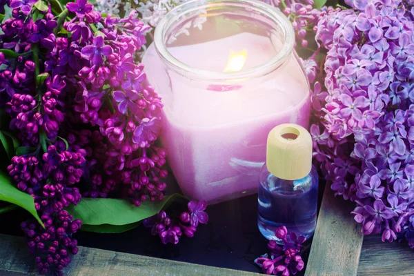 Fresco lilla fiori spa impostazione con candela — Foto Stock