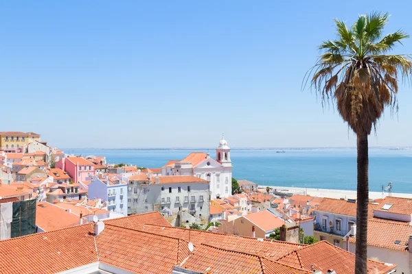 Вид Alfama, Lisbon, Portugal — стоковое фото