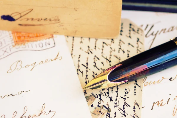 Quill pen and antique letters — Stock Photo, Image