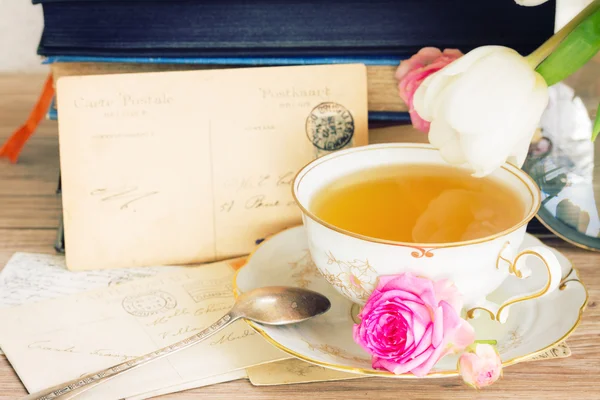 Livres anciens et courrier avec une tasse de thé — Photo