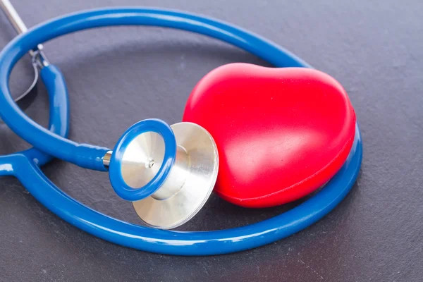 Stetoskop med två röda hjärtan och piller — Stockfoto