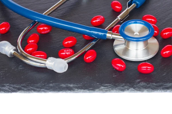Stethoskop mit roten Pillen — Stockfoto
