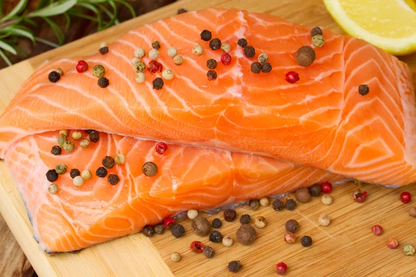 Preparazione di bistecca di salmone — Foto Stock