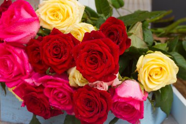 Masada kırmızı ve pembe güller