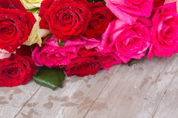 Rote und rosa Rosen auf dem Tisch — Stockfoto