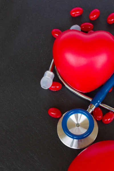 Stethoskop mit zwei roten Herzen und Pillen — Stockfoto