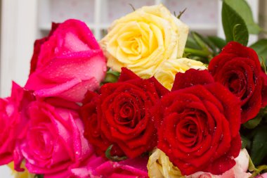 Masada kırmızı ve pembe güller