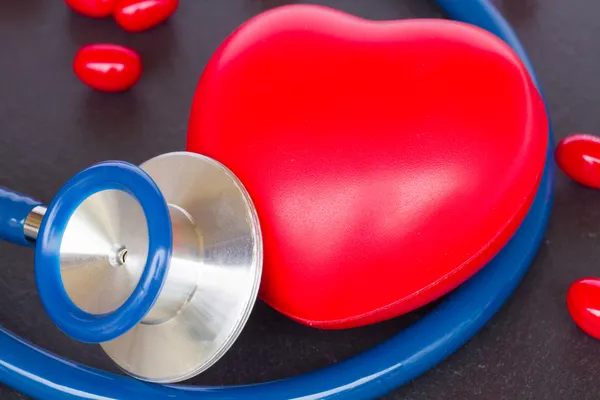 Stéthoscope avec coeur rouge — Photo