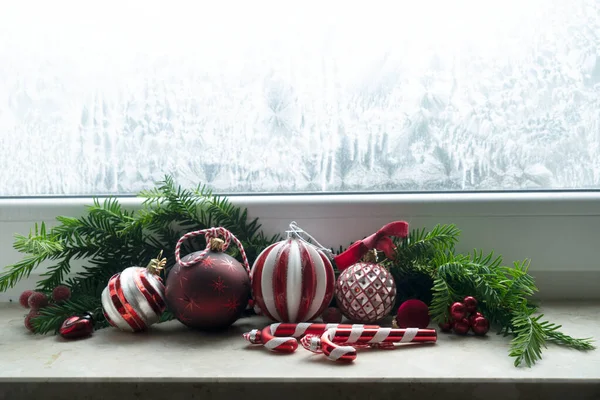 Χριστουγεννιάτικα στολίδια στο παράθυρο — Φωτογραφία Αρχείου