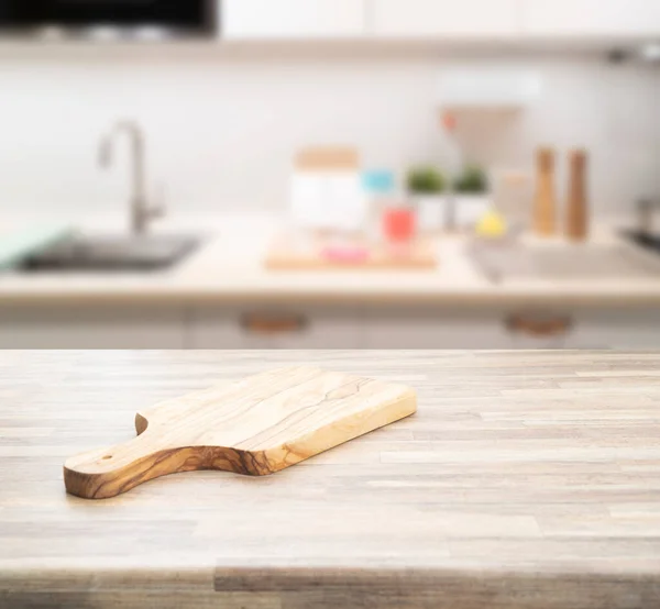 Hout tafelblad op wazige keuken kamer — Stockfoto