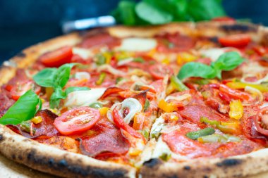 Salamlı ve domatesli pizza.