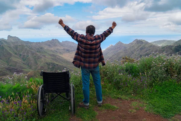Mujer discapacitada en silla de ruedas en la montaña disfrutando de la vista — Foto de Stock