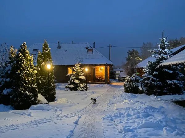 Chalet après chutes de neige — Photo