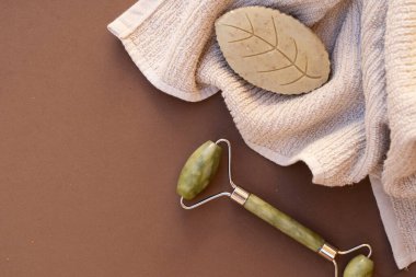Gua sha, yüz masajı silindiri