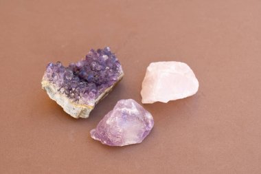 Kahverengi arkaplanda iyileştirici kristaller
