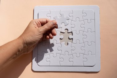 Pembe üzerine pazzles parçaları