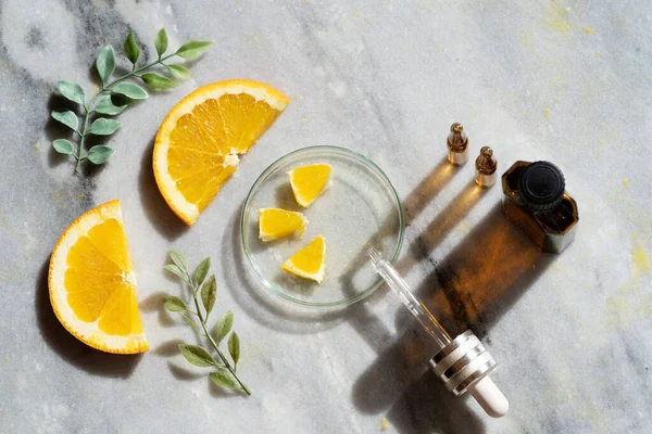 Citrusvruchten vitamine c serum olie schoonheidsverzorging — Stockfoto