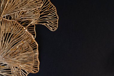 Siyah zemin üzerinde altın tropikal çiçekler, kopya alanı ile üst görünüm