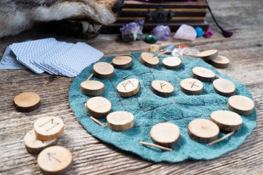 Deri üzerinde servet yapmak için el yapımı rünler.