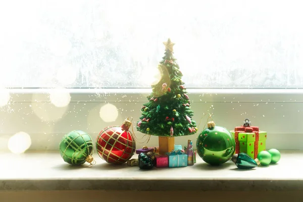 Immergrüner Weihnachtsbaum Mit Dekoration Auf Der Fensterbank — Stockfoto