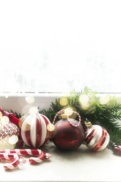 窓辺のクリスマスの赤と白の装飾 — ストック写真