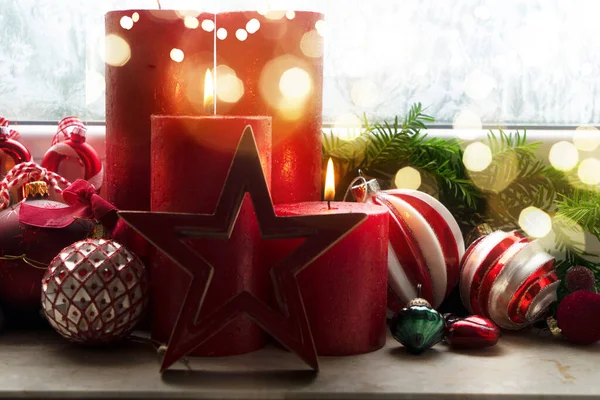 Velas Advento Ardentes Vermelhas Com Decorações Natal Widndow — Fotografia de Stock