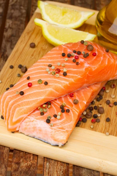 Preparazione di bistecca di salmone — Foto Stock