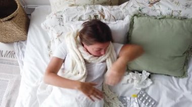 Hasta kadın yatakta.