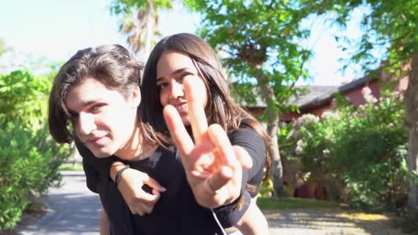 Deux adolescents s'amusent ensemble — Video