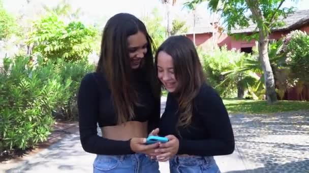 Twee tiener meisjes — Stockvideo