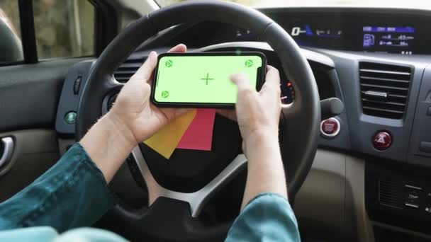 Ręce za pomocą telefonu w samochodzie — Wideo stockowe