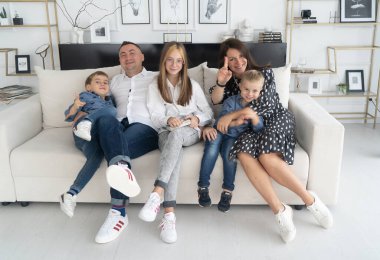 Çocukları odadayken mutlu bir aile