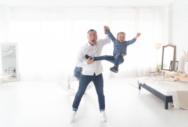 Baba oğul evde oynuyorlar.