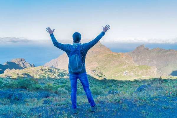 Feliz Hombre Mediana Edad Viajero Sonriendo Pie Cima Colina Contra — Foto de Stock